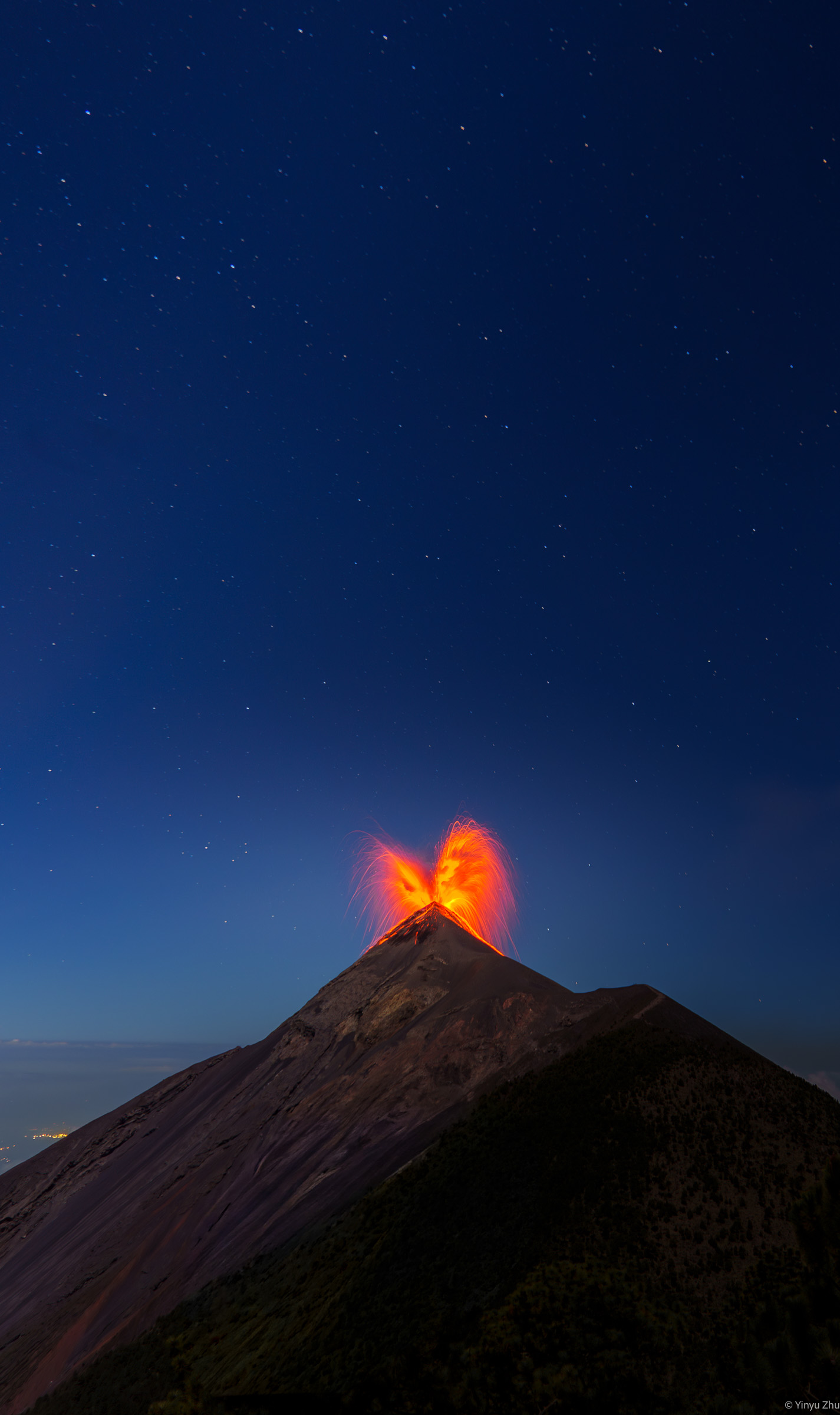 夜空与喷发火山的红色熔岩
